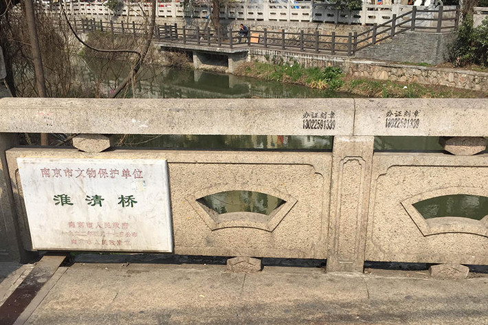 珍珠桥 这里离玄武湖很近,春季也有