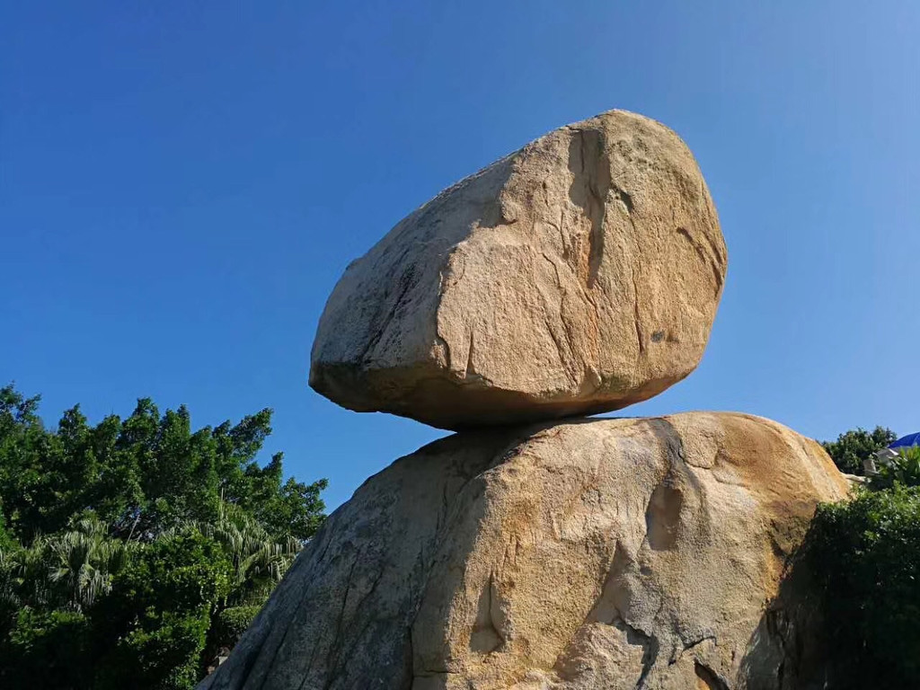东山岛风动石