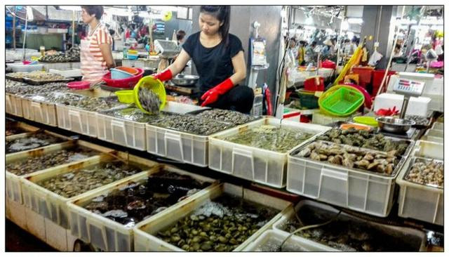 里面的摊位绝大多数是卖海鲜的,在市场内到处可以遇见在附近开海鲜