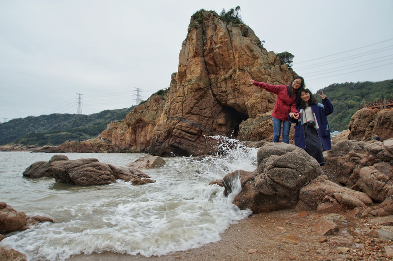 牛郎岗海滨沙滩平坦,明净,环山绿树成荫,周围礁石造型各异,有鸳鸯礁