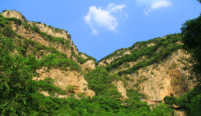 齐山风景区内有数公里长的陡崖峭壁,十分壮观.