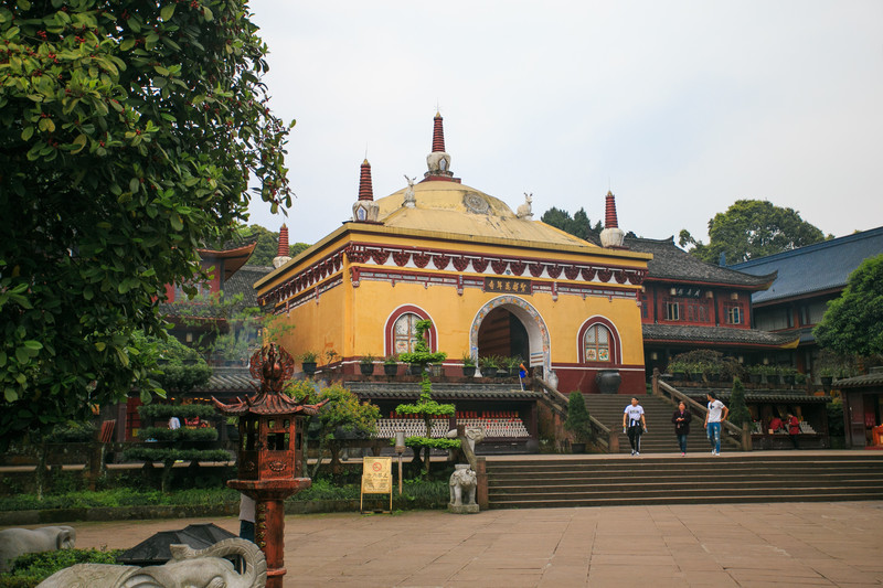 寺庙始建于东晋,原称普贤寺;唐僖宗时更名白水寺;宋时又更名为白水