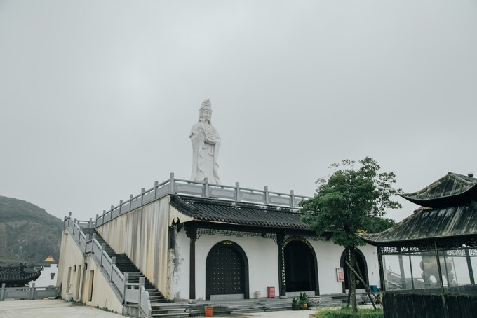 有四次幸海宁,乾隆二年,乾隆皇帝巡视浙江海塘后,至尖山观音庙祀神,在