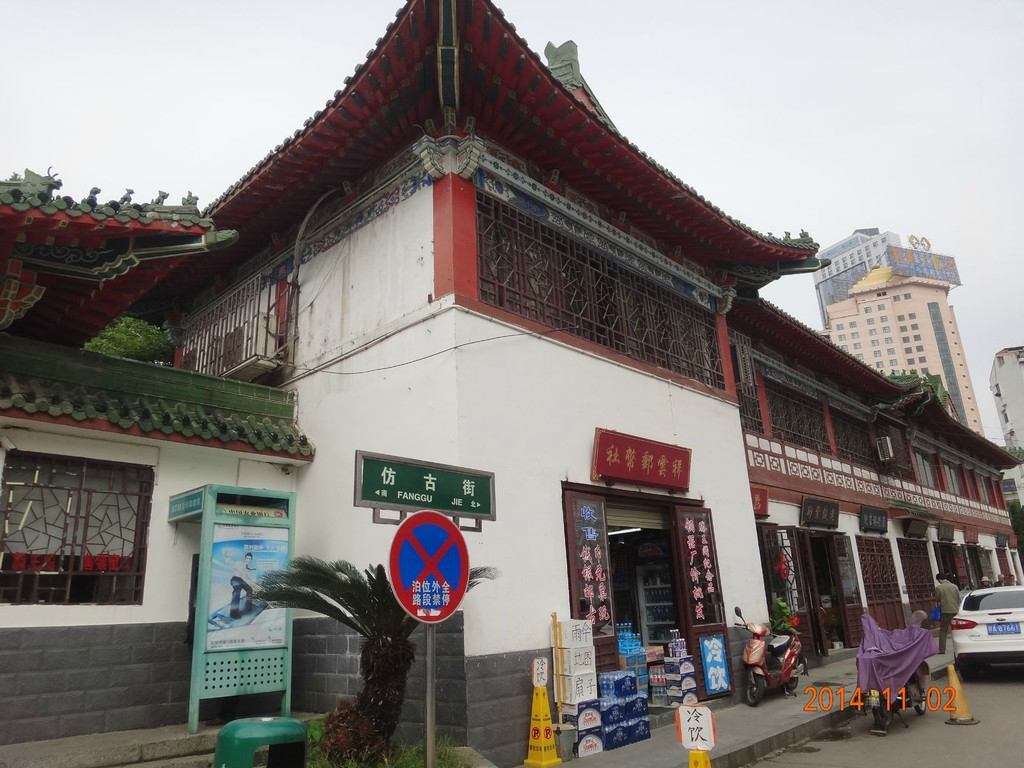 仿古街和滕王阁就是一路之隔,但在这却没有城市的喧扰,没什么车辆