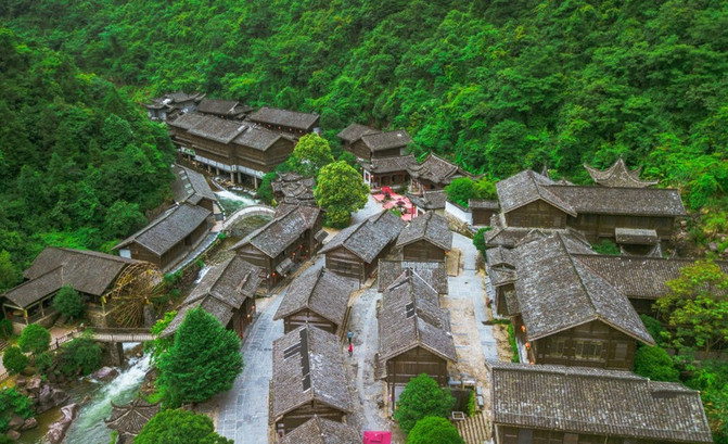 大觉山古镇的建筑沿街道两边布置,属于仿宋风格.