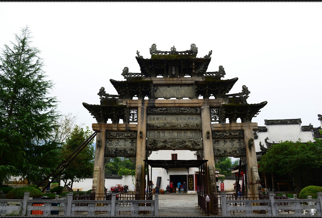 胡宗宪(龙川胡氏宗祠34代孙),明嘉靖年抗倭名臣,官拜兵部尚书.