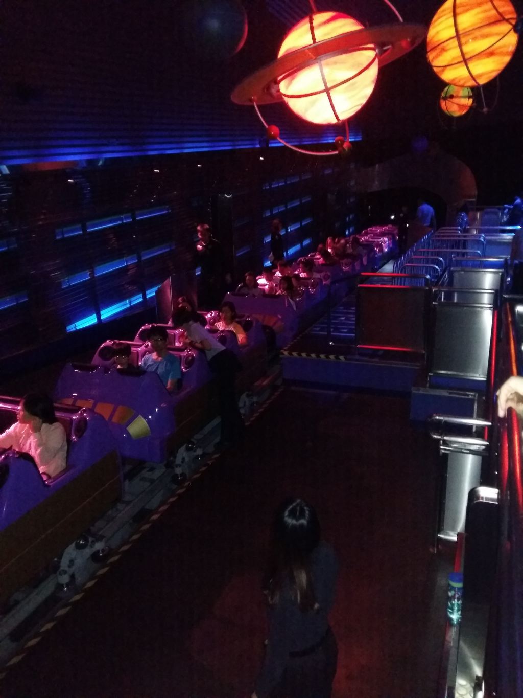 入住:深圳格兰德假日酒店378元,滨河大道5022号联合广场B座 2.出发时间:7月26日,早7点退房,打车13元到皇岗口岸,过关人不多,仪器扫描通行证、指纹认证很快出境,我们在巴士站买的到尖沙咀套票36港币,乘巴士穿落马洲到港区,入境也很快,出入境前后也就20分钟,乘穿梭巴士到尖沙咀巴士入境总站才1小时20分,我们入住的龙保国际酒店紧邻巴士总站,由于太早客房还没打扫,我们只好办完入住手续,寄存行李,到酒店周边早餐,并开始香港第一天游玩。香港人生活节奏比较慢,很多大型门市、商场都是上午十点半才开门,很多小