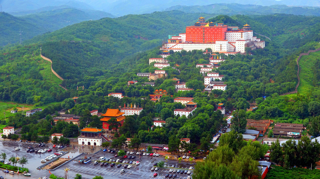 这是在避暑山庄的宫墙之上,俯视小布达拉宫的样子,恐怕只有在山区