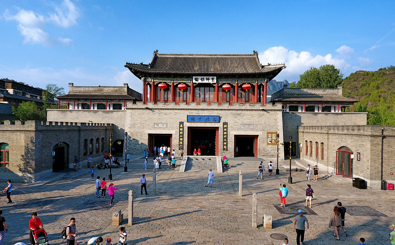 将车停放在停车场便乘坐摆渡车来到了游客服务中心;古北水镇有很多