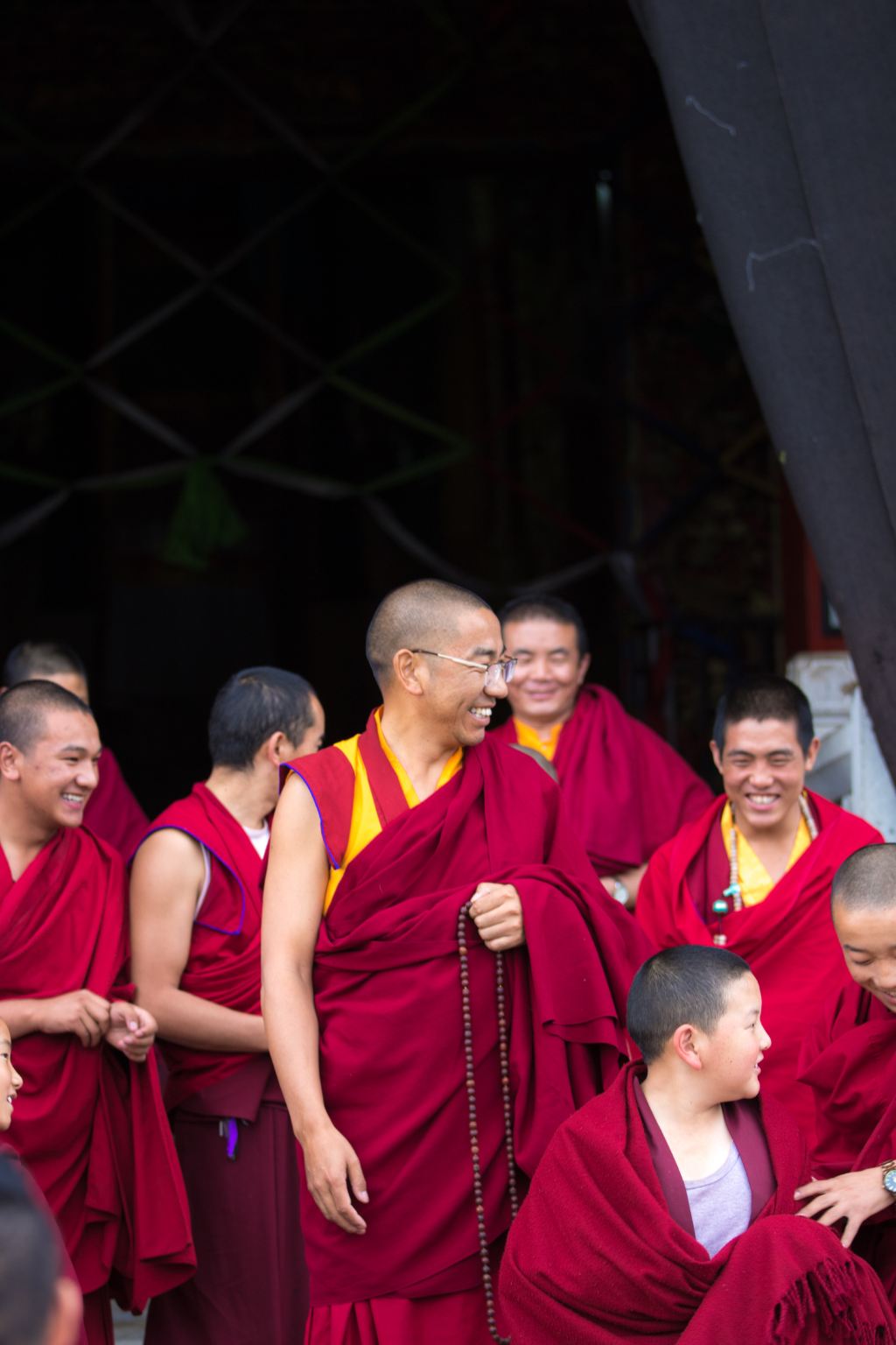 这位笑的特别开心的就是松赞林寺的活佛.