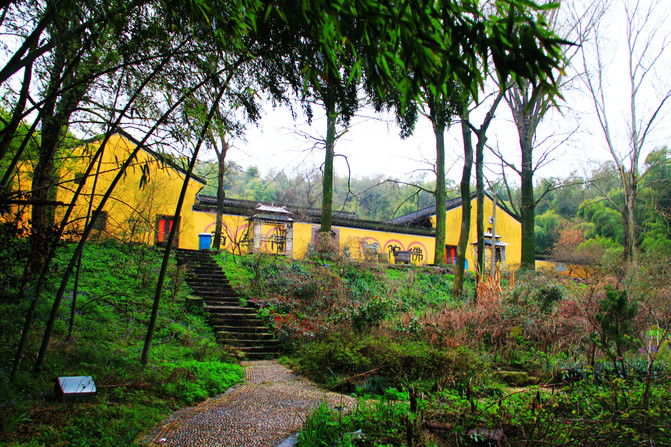 此寺始建于南朝,称慈寺院,唐代称清凉禅院,俗称城山寺