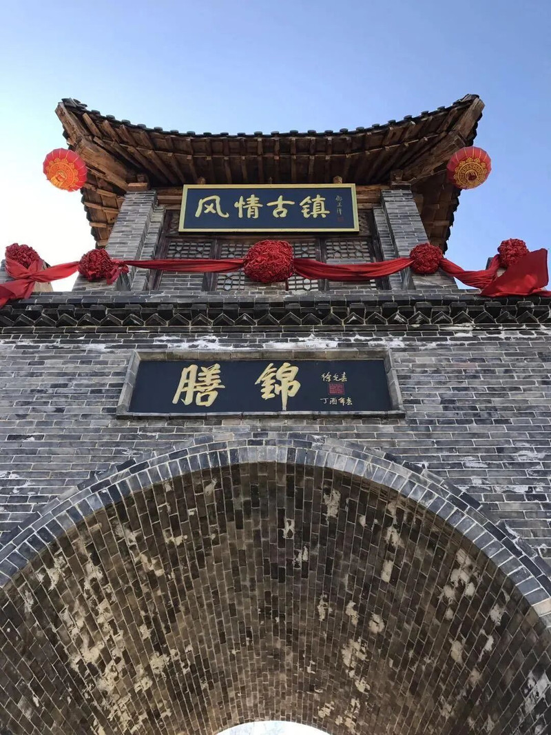 里面风情古镇小吃街各种美食应有尽有让人流连忘返 .