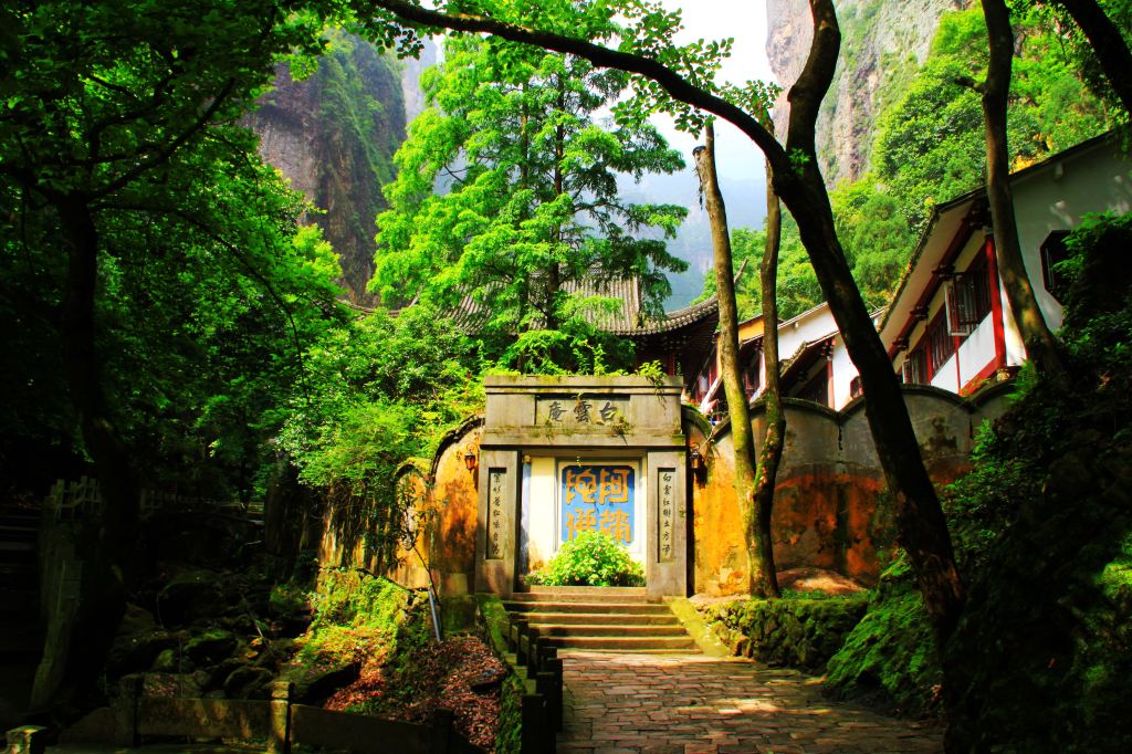 登观音洞,先看到的是白云庵,左边即是.