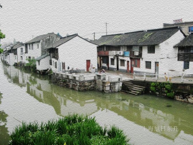王店鎮地處浙江省嘉興市秀洲區。始建于五代後晉天福二年(公元937年),至今已有1000多年歷史。而王店名字的由來,還有這樣一段故事..... 民間傳聞,後晉高祖石敬瑭晚年吏治腐敗,朝綱紊亂,以致民怨四起。時任嘉興鎮遏使(鎮遏使是古代負責地方軍事守衛之職的官員)的王逵看透了官場的黑暗而辭官,先居住在里北九里的大彭都(相當于現在的鄉)官灘里,後來又在距官灘里南約九里的地方構屋居住,王逵喜梅,以植梅著稱,並在一條河的兩岸廣植梅花,雅稱梅溪,村落稱梅里或梅會里,後來又在此聚貨貿易,這才慢慢地有