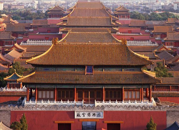 由人民大会堂往北步行至故宫,在去故宫之前可以登上天安门城楼感受一