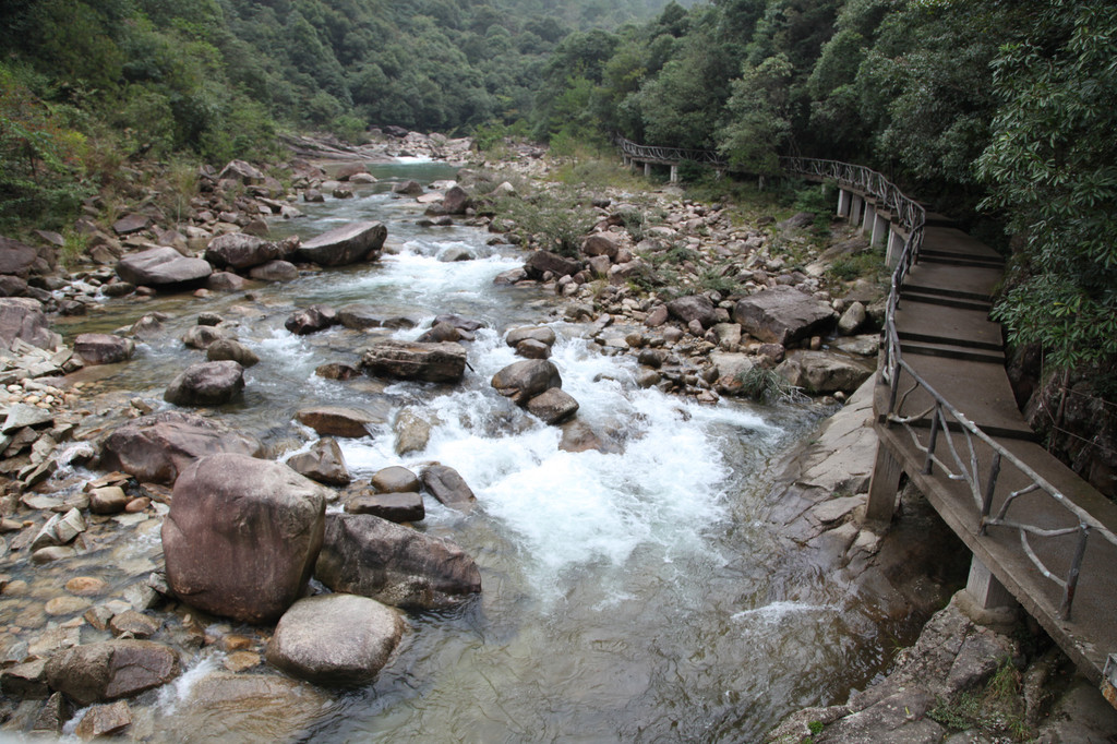 林间栈道,沿著山谷延伸,德兴梧风洞风景区