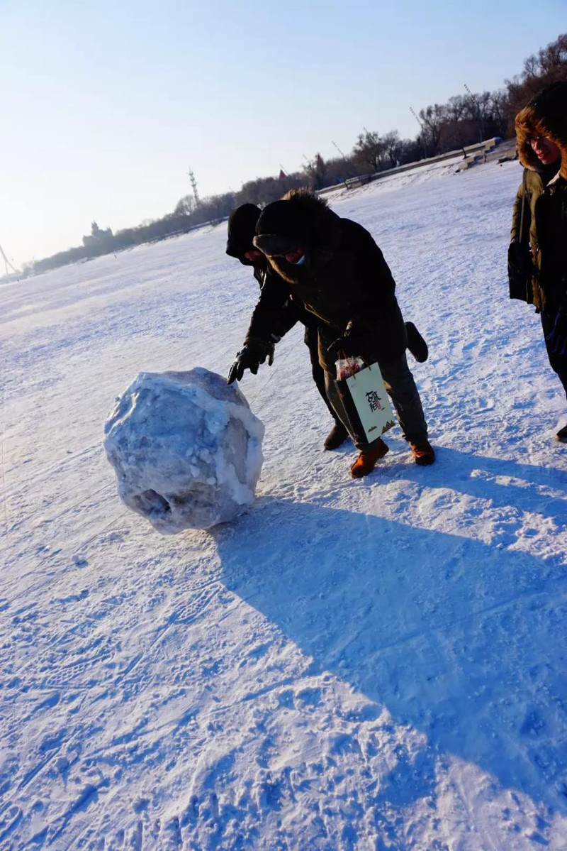 途中发现了一个很大雪球,相信我,真的很大,不是打雪仗的那种