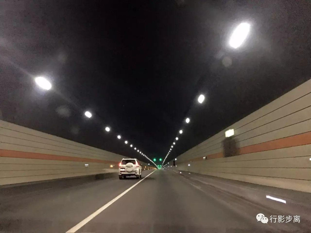 50米的雁门关隧道,感觉距离很长了.