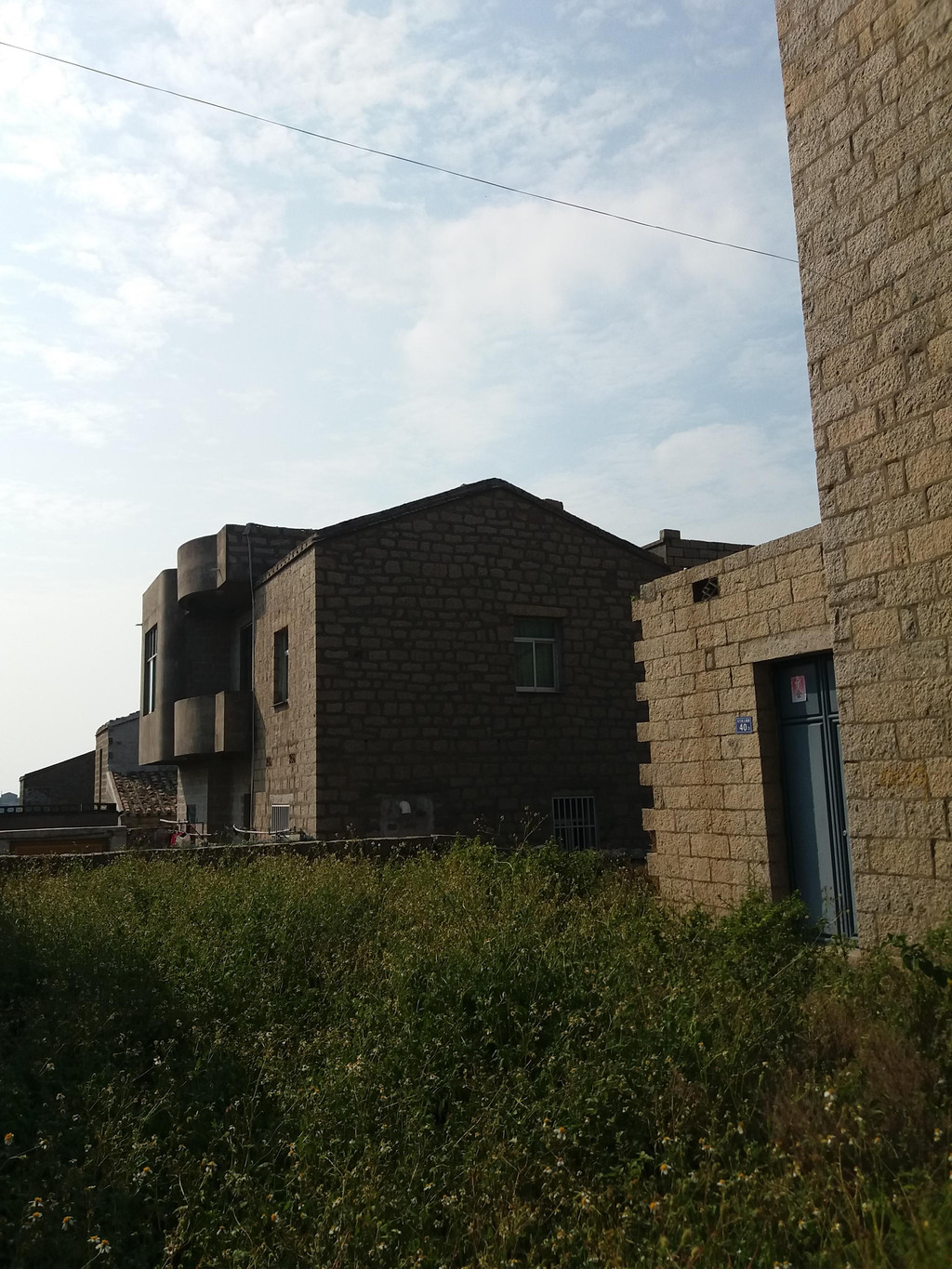 石头砌房筑屋,石头压瓦防掀,房子像碉堡,美感与功能兼具——平潭瓦瑶