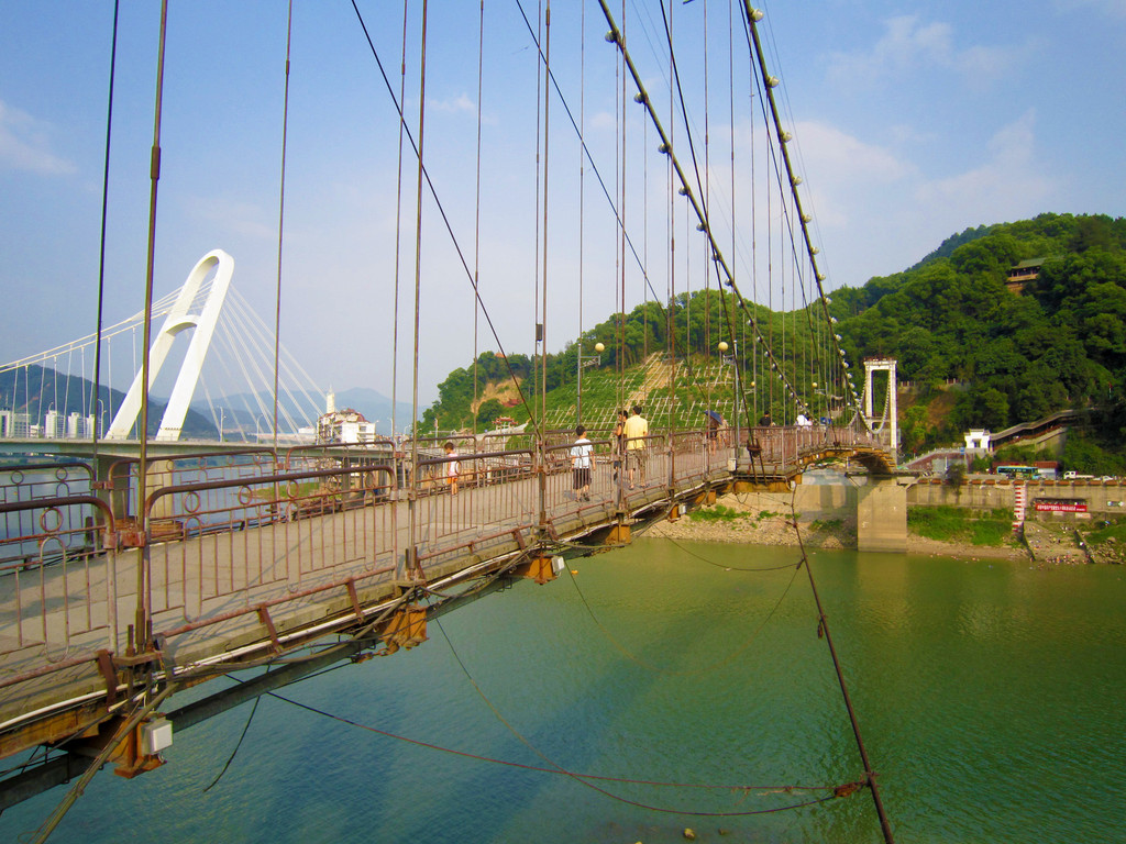 八闽铜关铸威名 九峰海拔386米,九峰月朗耀延城 九峰索桥,始建于1983