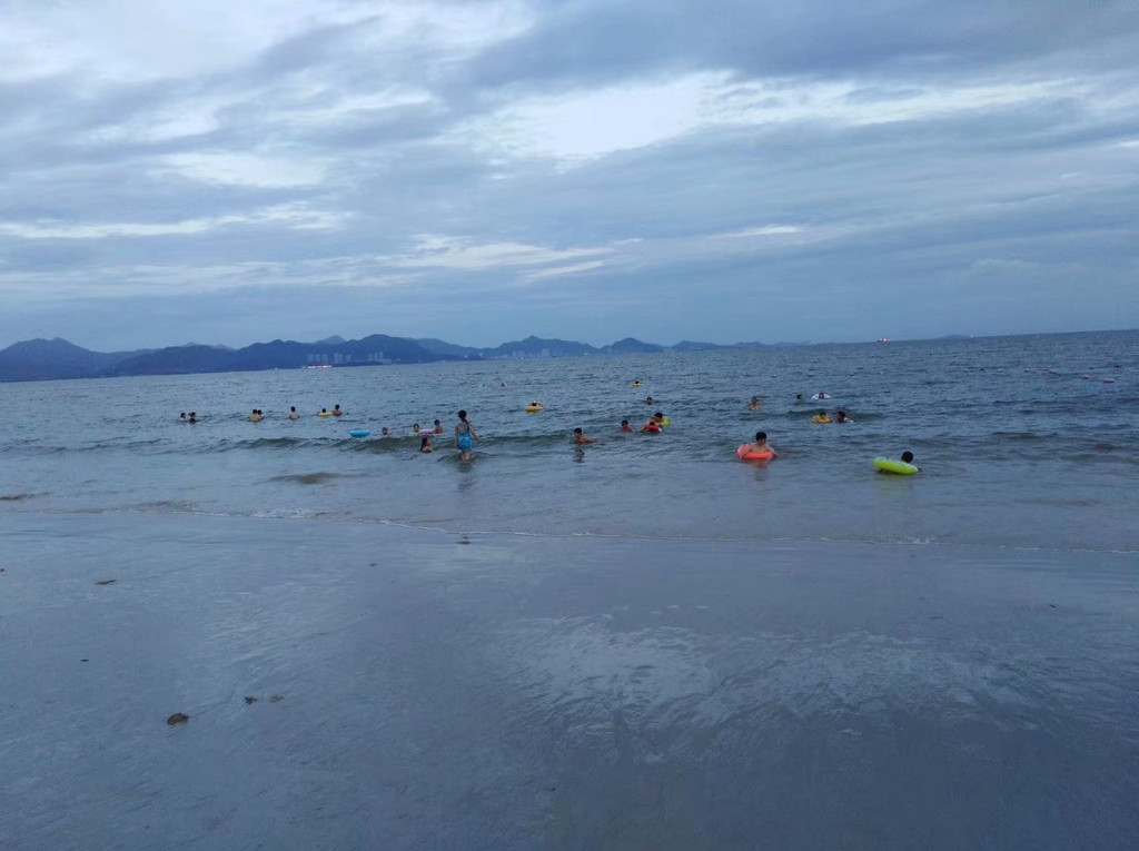 大亚湾黄金海岸游泳和小桂体验赶海