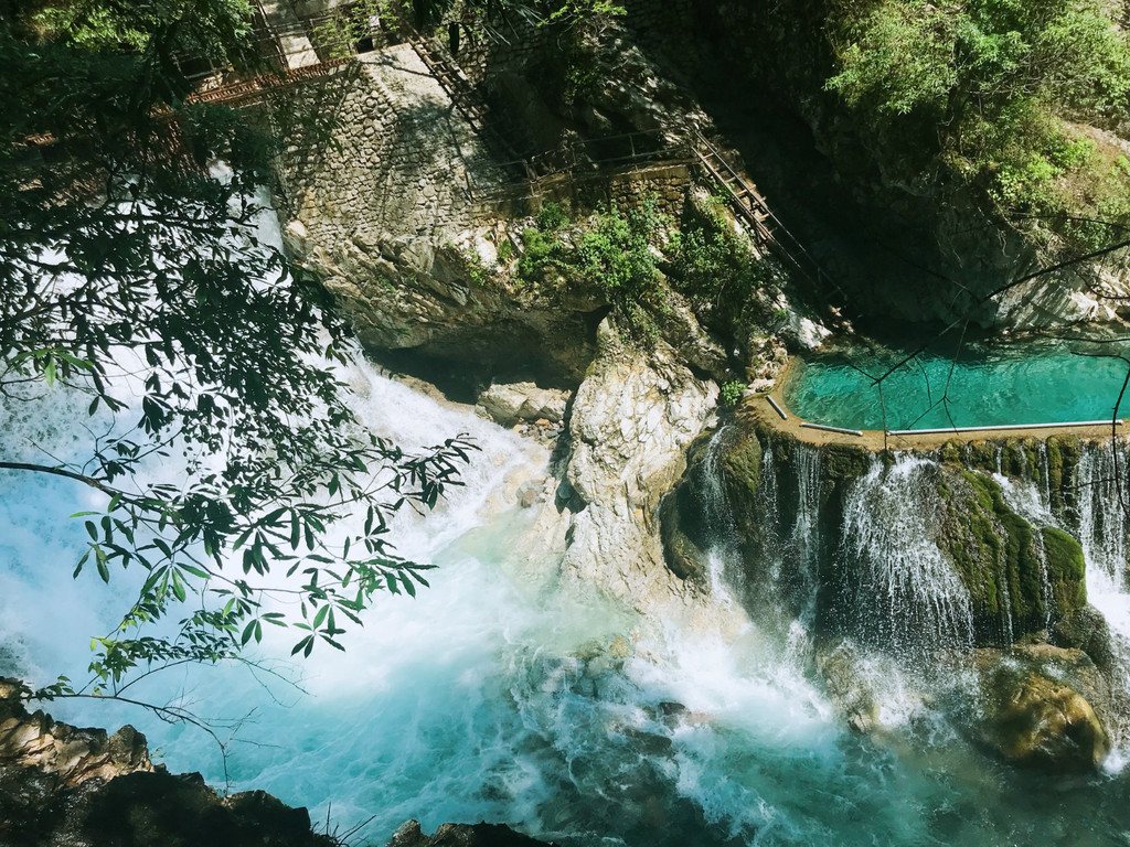 凉山州旅游,世界最大温泉瀑布螺髻九十九里