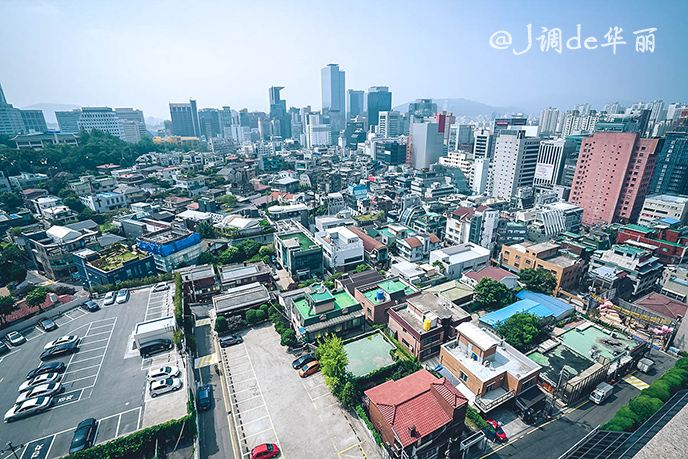 在露台上俯瞰江南区,眼前密密麻麻的摩天大楼和鳞次栉比的建筑房屋都