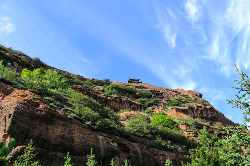 禅佛寺石窟位于西吉县火寨乡蝉窑村,因其与固原县须弥山相连,又称"