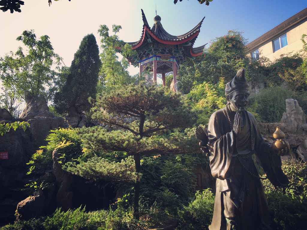 济公,生于浙江名门望族,家族中更是出现过驸马爷,而从故居中斗拱的