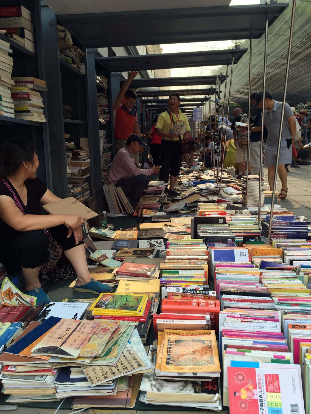 周六和周日潘家园新开了旧书一条街,北京书市的小型版.