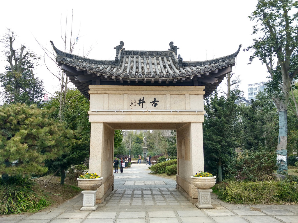 宜春温汤镇的温泉水质因富硒而闻名,品质纯正,可饮可浴,具有极高的