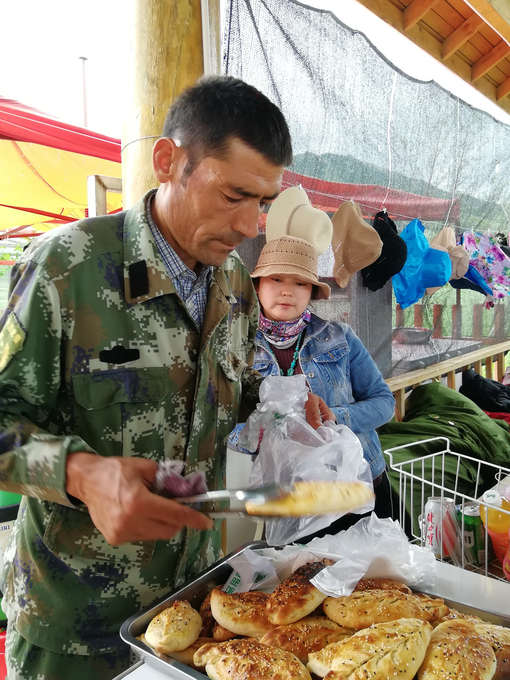 门口卖烧饼的大叔,5元一个.