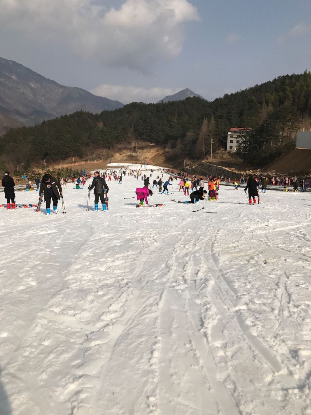 湖北黄冈大别山南武当滑雪场一日游【滑雪 感受森林雪,给你最清新】