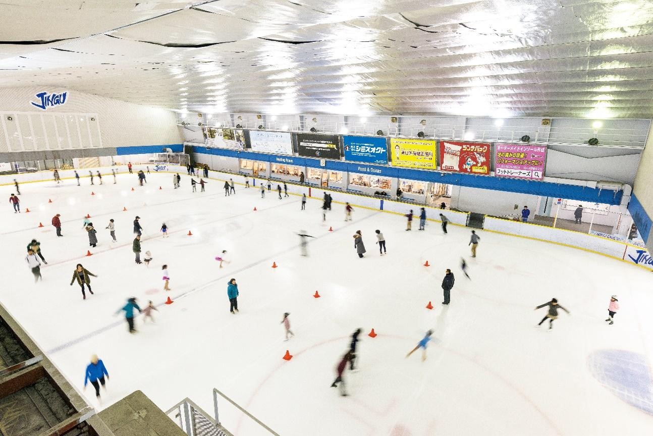 明治神宫外苑滑冰场有着世界大赛规格的室内滑冰场,一年四季营业,不