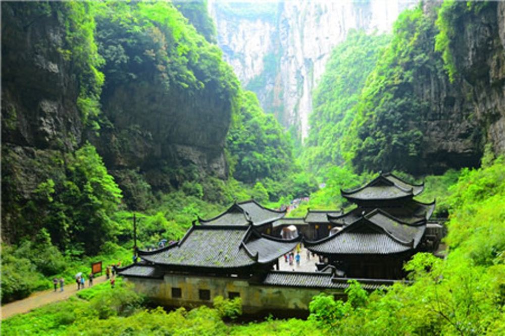 中国重庆龙水峡地缝一日游天坑三桥龙水峡地缝