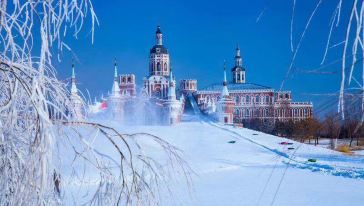 哈尔滨伏尔加庄园一日游【冬季雪景观赏 俄罗斯歌舞 城堡滑雪1小时 】