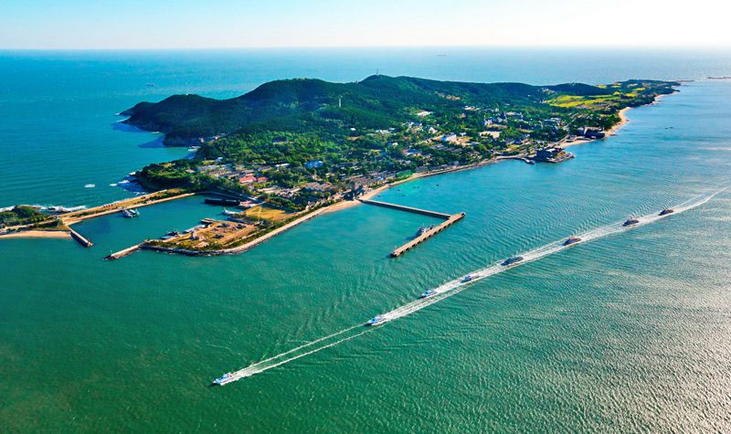 刘公岛风景区位于市区之东的威海湾中.刘公岛有3.