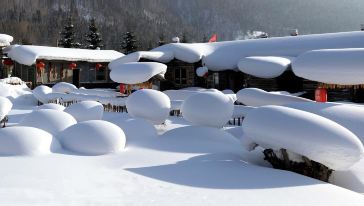沿木栈道爬上半山腰的观景台,可以俯拍庄园和雪乡的全景.
