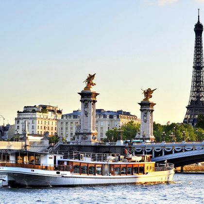 巴黎埃菲尔铁塔+凯旋门+卢浮宫+塞纳河游船+艺术桥+蒙马特高地一日游