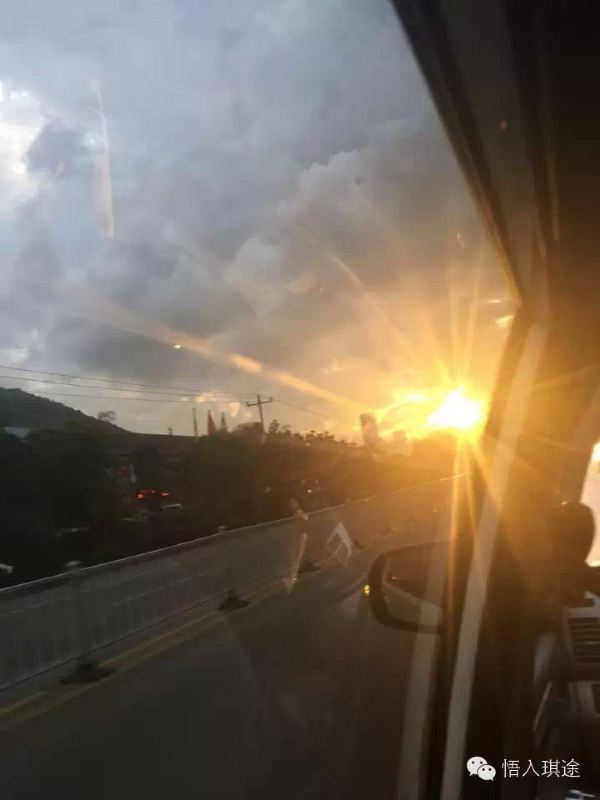 车窗里外的风景交相辉映