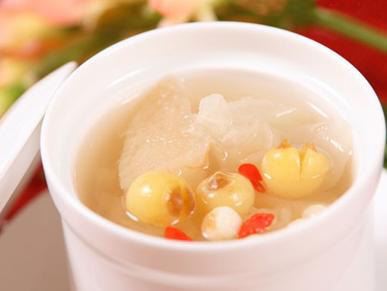 冰糖湘莲冰糖湘莲是湖南甜菜中的名肴,湘白莲不但风味独佳,而且营养
