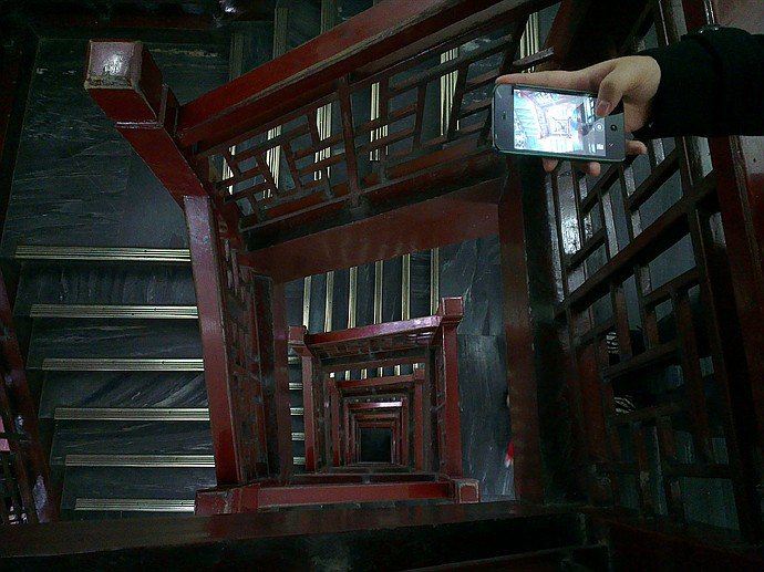 新浪微博:狐狸猫amei 希望和大家成为朋友。 艺术院校影视系学生,不爱上课的好学生嘿嘿 两年前的3月中旬跟宿舍小爽一同奔赴武汉想要逃离那时候pm2.5严重超标的石家庄,那时候石家庄的天总是灰蒙蒙黄嘟嘟的,那时候不戴口罩都害怕中毒,所以迫切想找个地方呼吸一下新鲜空气,嘿嘿去长江吹吹风吧,我们订了去武汉的票,发现石家庄到武汉很是方便,高铁400多我们学生族真心有点不舍得,T车8个小时倒还可以忍受,第一次坐这么久的火车。到武昌站已经是晚上10多,一下火车都是摩拖车,不过我们订的酒店离火车站不是很远走路5分钟左