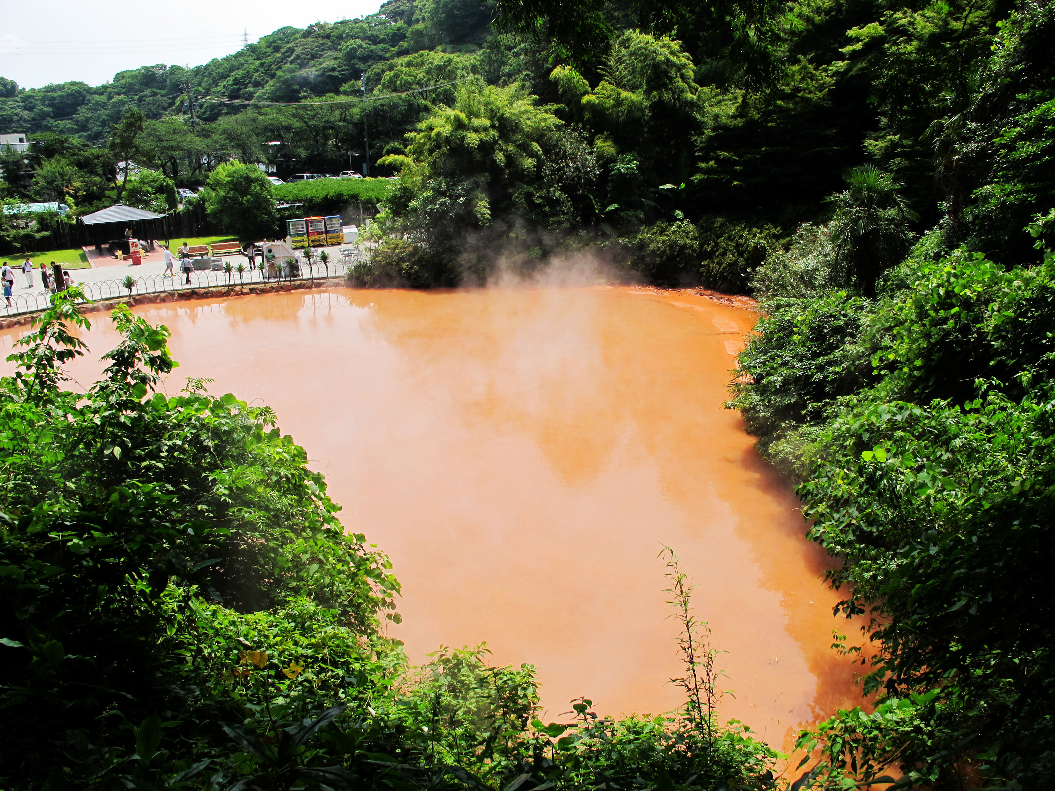 鲜红如血的温泉池,所以得名"血池地狱 地狱