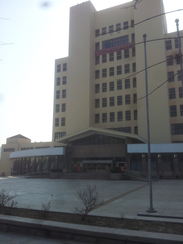 烟台市图书馆在润利大厦的东边. 烟台