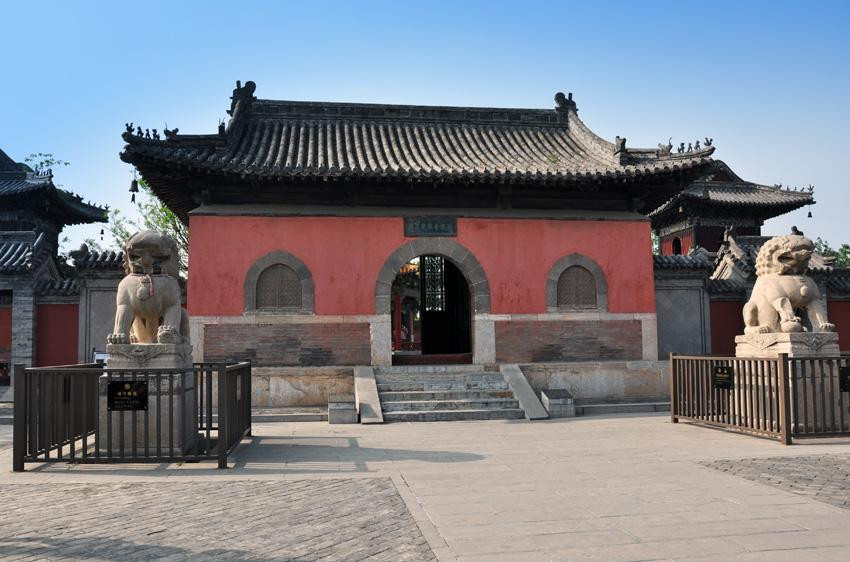青砖镶嵌著乾隆皇帝御笔题写的七个镏金大字"敕建安澜龙王庙"
