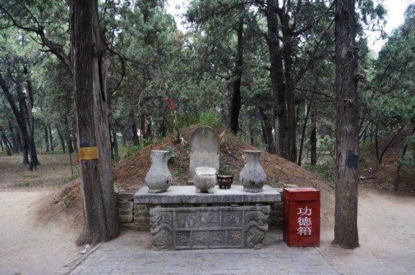 三个墓葬一字排开,设置也差不多,中间是苏洵衣冠冢,左边是苏辙墓,右边