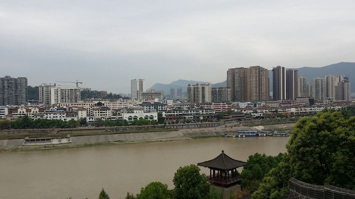 小贴士:从成都到剑门关镇主要有两种方式:一是坐火车到江油或到广元,再转汽车到剑阁新县城下寺镇。成都到江油的火车很多,成都北站发快车,2个半小时到。成都东站和成都南站发动车,1个半小时到。二是在成都坐大巴车到剑阁新县城下寺镇或到剑阁老县城普安镇。成都昭觉寺汽车站到剑阁下寺镇的县客运站,走高速254公里,89元/人。下寺镇与普安镇相距41公里,坐中巴车12元/人。剑门关镇在两镇之间,距下寺镇10公里,距普安镇30公里,来往车次很多。所以,无论是在老县城还是新县城下车的游客,都要再转汽车到剑门关镇。在我们一行中