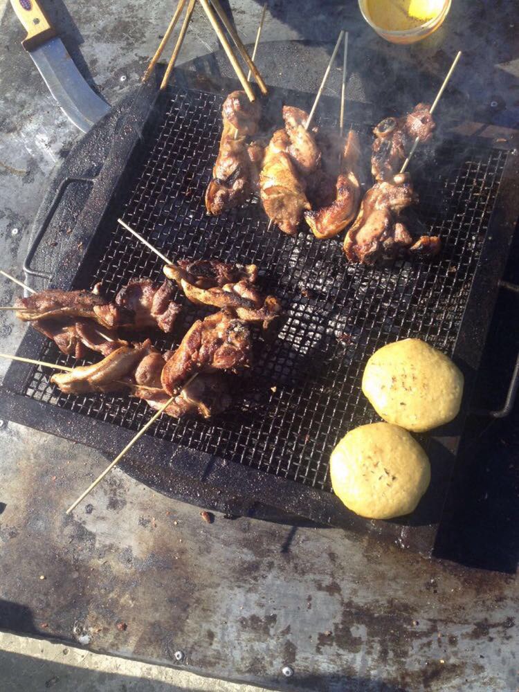 作为吃货,美食自然必不可少,烤坨坨肉,烤洋芋,蘸上椒盐,那叫美味 冕宁