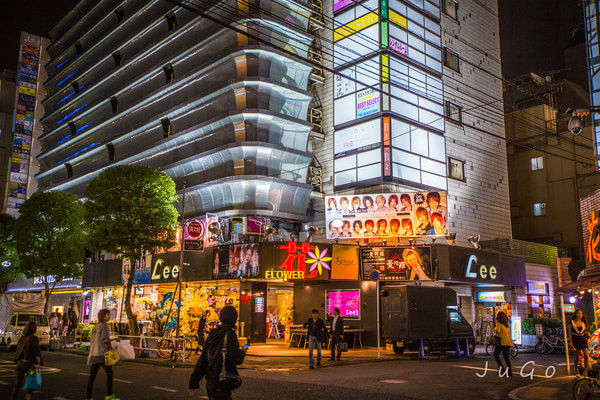 歌舞伎町一番街 纷繁复杂的霓虹灯招牌和形形色色的人.