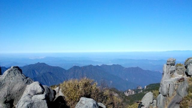 照片中间的是玉京峰东北方的玉华峰